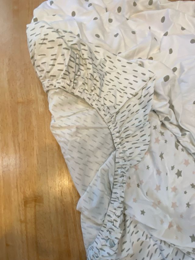 Colchón, almohada y sábanas bajeras