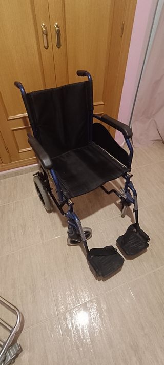Silla de ruedas azul plegable