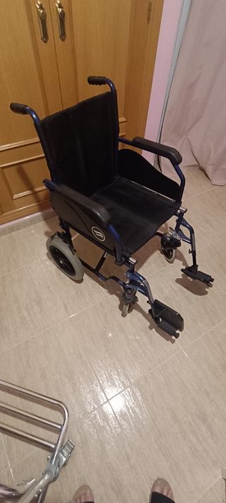 Silla de ruedas azul plegable