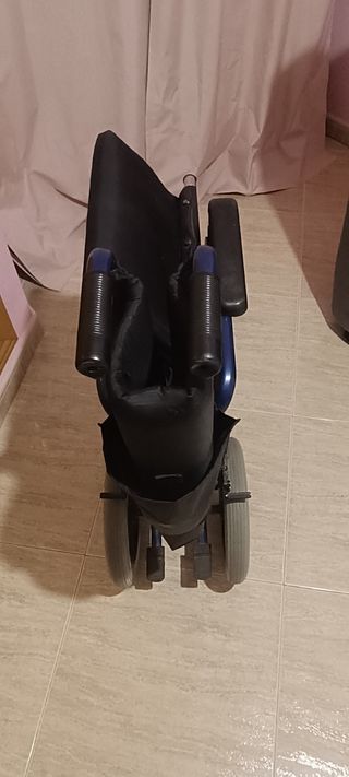 Silla de ruedas azul plegable