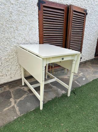 Mesa de cocina blanca abatible con sillas