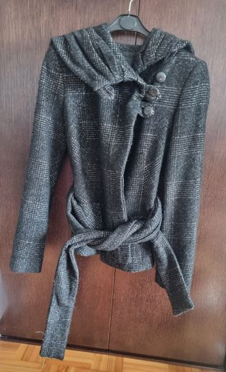 Abrigo de cuadros con capucha y cinturón