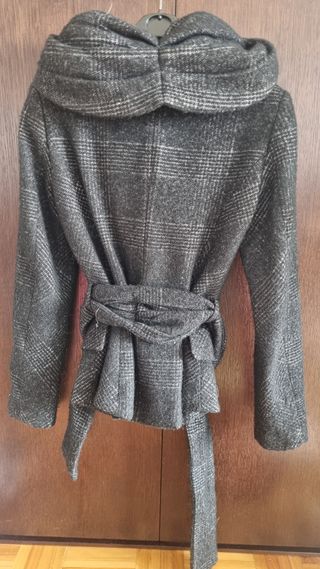Abrigo de cuadros con capucha y cinturón