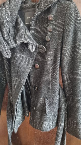 Abrigo de cuadros con capucha y cinturón
