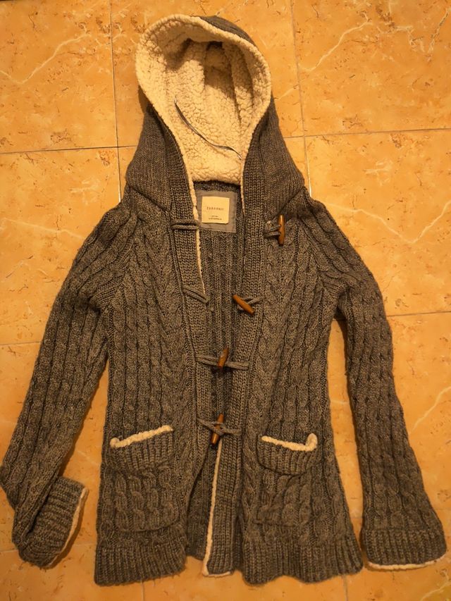 Abrigo Zara Gris con Capucha y Borreguito de segunda mano por 10