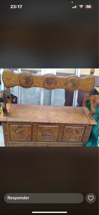 Banco de madera con baúl y tallados