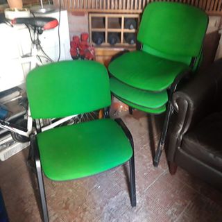 Sillas verdes de tela y metal