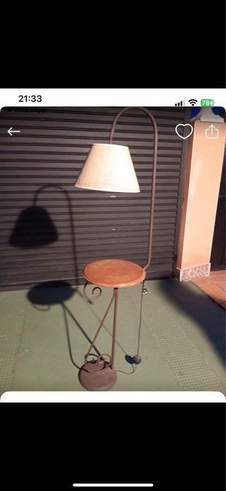 Lámpara de pie con mesa auxiliar