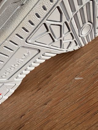 Zapatillas Adidas Blancas con Alas