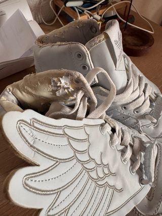 Zapatillas Adidas Blancas con Alas