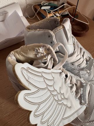 Zapatillas Adidas Blancas con Alas