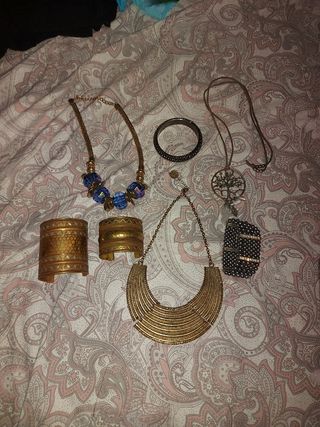 Conjunto Bisutería Collares y Pulseras
