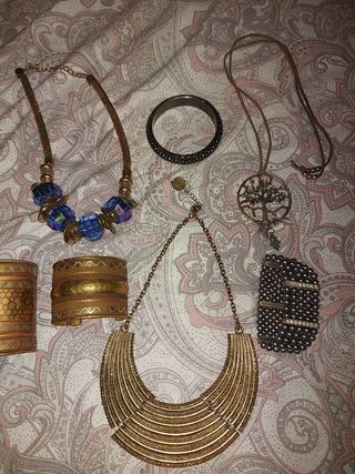 Conjunto Bisutería Collares y Pulseras