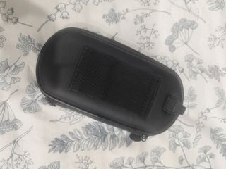 PSP Sony Negra con funda y bolsa de transporte.