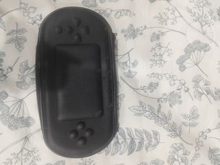 PSP Sony Negra con funda y bolsa de transporte.