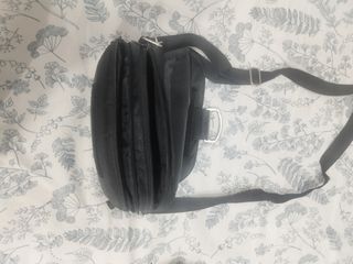 PSP Sony Negra con funda y bolsa de transporte.
