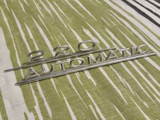 Insignias Mercedes-Benz 220 Automatic