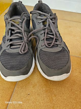 Zapatos Skechers Gris y Blanco