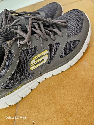 Zapatos Skechers Gris y Blanco