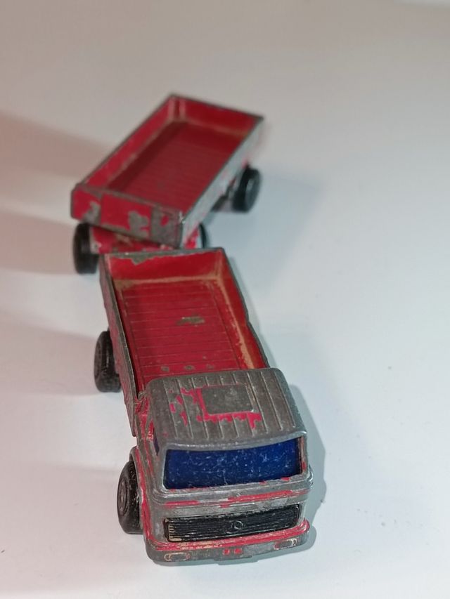CAMION CON REMOLQUE MERCEDES BENZ 1/64 MATCHBOX