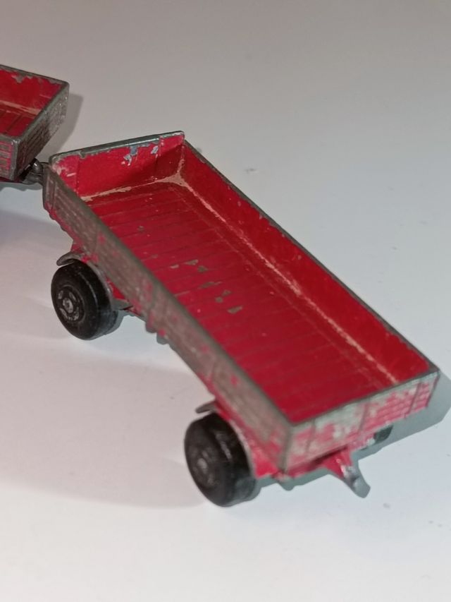 CAMION CON REMOLQUE MERCEDES BENZ 1/64 MATCHBOX