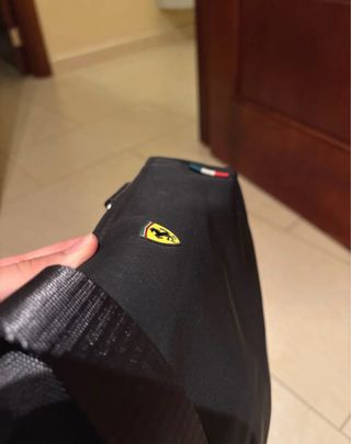 Tracolla Ferrari Uomo – Nero con Dettagli Rosso 