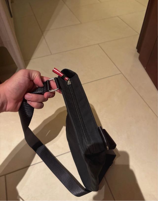 Tracolla Ferrari Uomo – Nero con Dettagli Rosso 