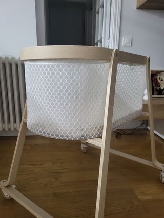 Cuna moisés con ruedas y freno