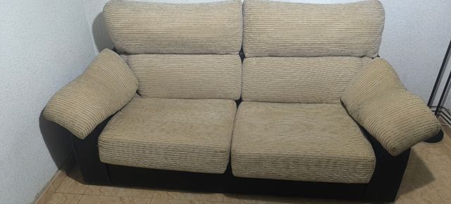 Sofá de tela beig y polipiel marrón