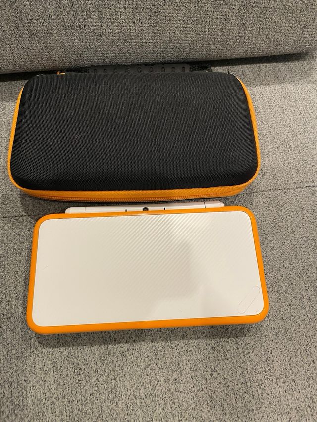 Nintendo 2DS XL Blanca y Naranja