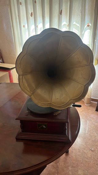 Tocadiscos antiguo His Master's Voice
