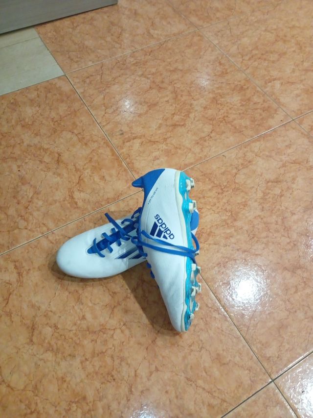 Botas de fútbol blancas y azules