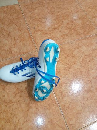 Botas de fútbol blancas y azules