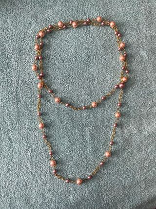Collar de perlas y cadena dorada