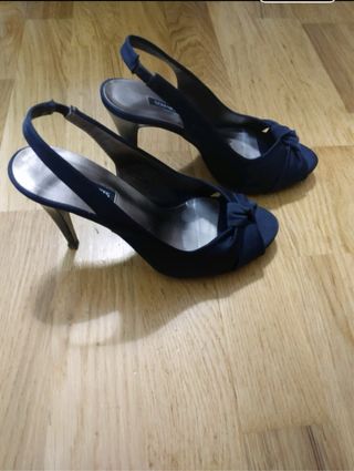 Zapatos de tacón destalonados