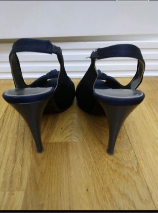 Zapatos de tacón destalonados