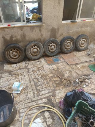 5 Llantas con Neumáticos R4-5