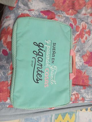 FUNDA PORTATIL
MEDIDAS:
39CM DE ANCHO
26CM DE LARG