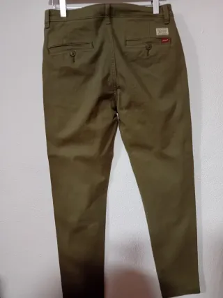 Pantalón Levi's.