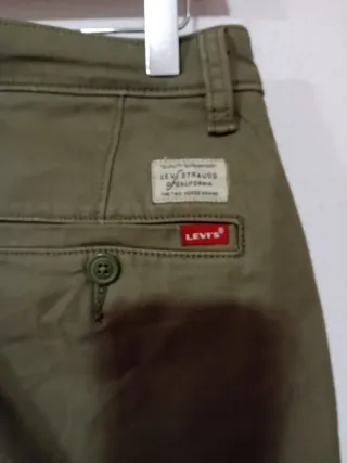 Pantalón Levi's.