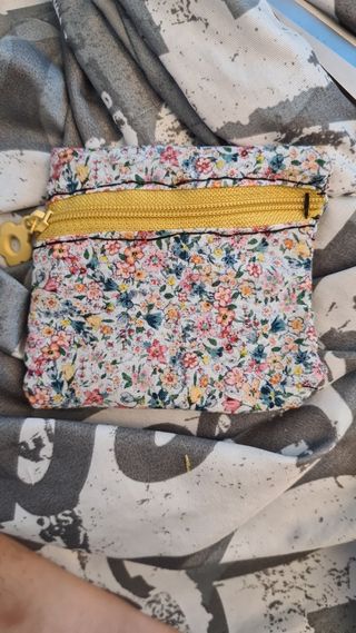 Monedero floral con cremallera amarilla