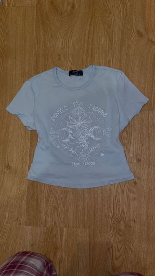 Camiseta azul claro con estampado