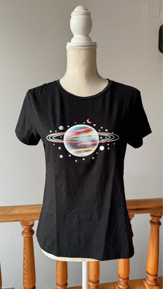 Camiseta Negra con Estampado de Planeta - M