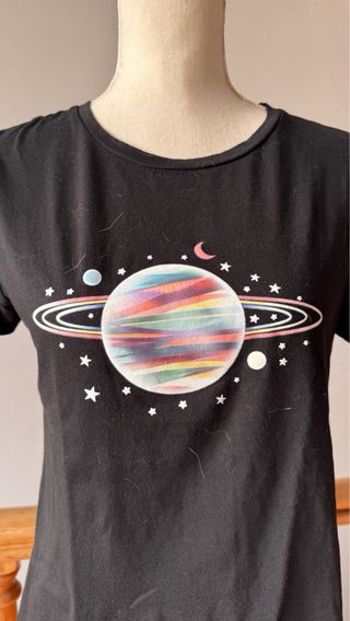 Camiseta Negra con Estampado de Planeta - M