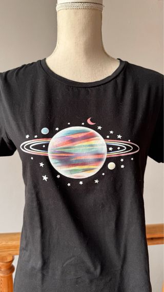 Camiseta Negra con Estampado de Planeta - M