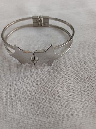 Pulsera plateada con estrellas