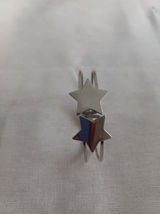 Pulsera plateada con estrellas