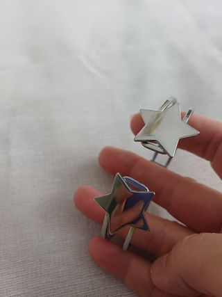 Pulsera plateada con estrellas
