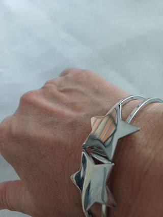 Pulsera plateada con estrellas