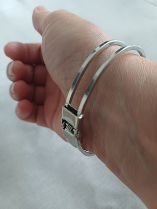 Pulsera plateada con estrellas